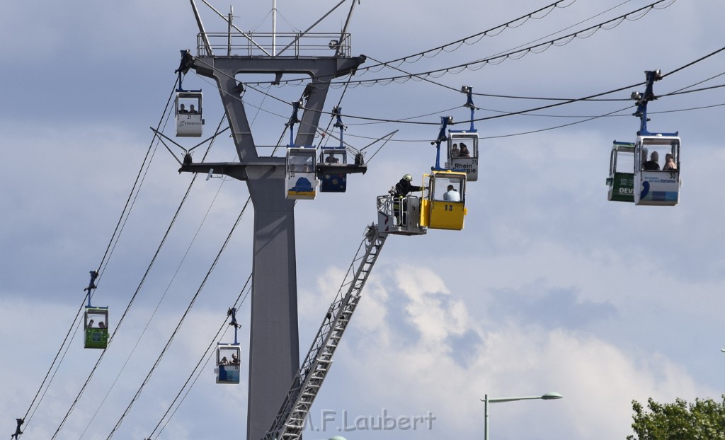 Koelner Seilbahn Gondel blieb haengen Koeln Linksrheinisch P092.JPG - Miklos Laubert